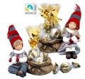 Winterkind Junge mit Schokokugeln