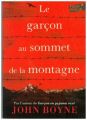 Le garçon au sommet de la montagne